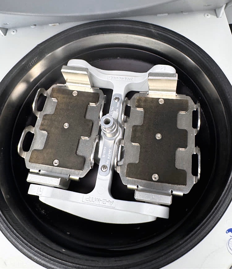 Eppendorf A-2-MTP swing-bucket microplate rotor with two plate carriers in Centrifuge 5430