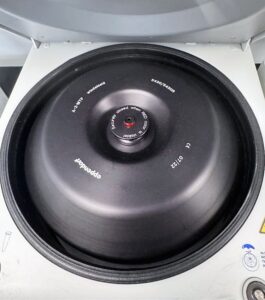 Eppendorf 5430 with A-2-MTP microplate rotor and aerosol-tight windshield lid installed