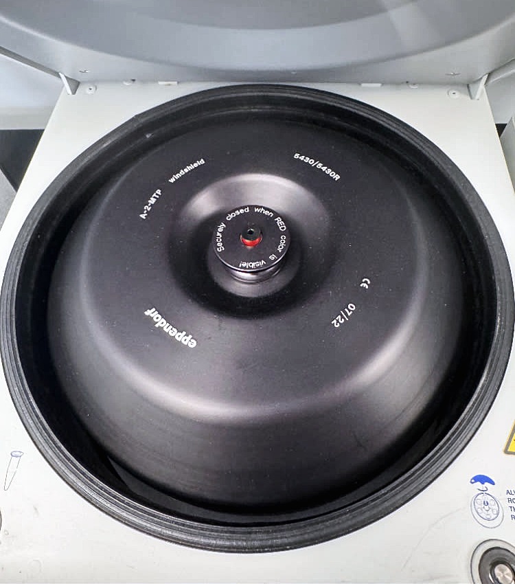 Eppendorf 5430 with A-2-MTP microplate rotor and aerosol-tight windshield lid installed
